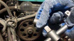 Откручиваем болт распредвала без спец ключа