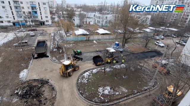 Керчане наблюдают за асфальтировкой двора по Индустриальному шоссе смотреть онлайн