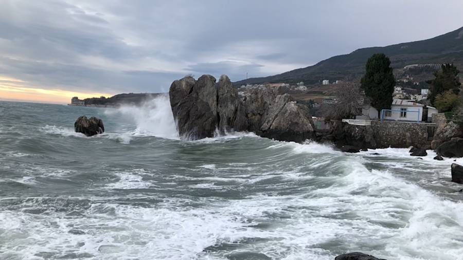 По Крыму пешком. Шторм в Чеховской бухте Гурзуфа и вечерняя Ялта смотреть онлайн