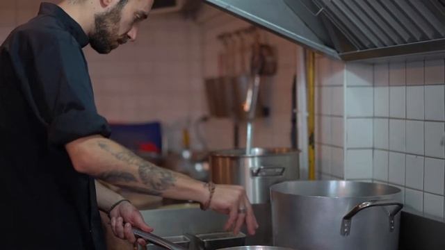 LA DOTTA - How to do Tagliatelle Bolongnese смотреть онлайн
