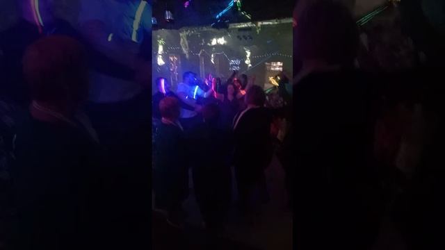 Народ гуляет!
С Новым годом, друзья! смотреть онлайн