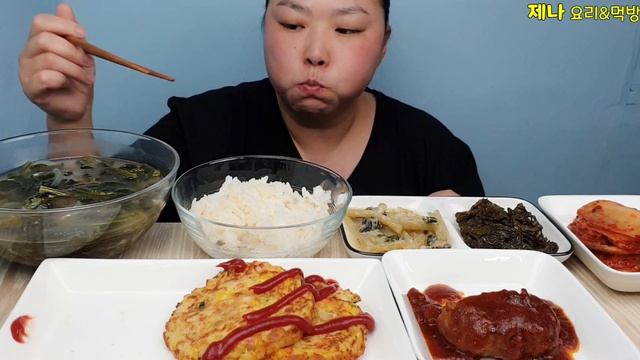 먹방🇰🇷 시금치된장국&야채부침개&함박스테이크&머위줄기나물&깻잎장아찌&김치한식 집밥먹방 ♥ 리얼사운드 ASMR MUKBANG Eating show Real sound смотреть онлайн