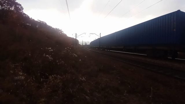 Электровоз 3ЭС5К-143 "Ермак" с грузовым поездом. смотреть онлайн