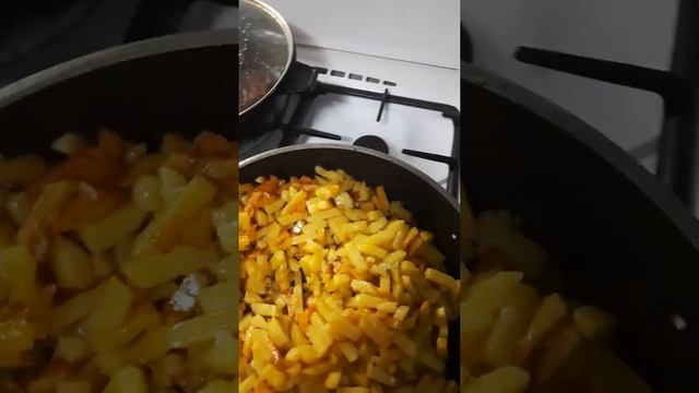 Картоха с чесноком, отбивные и салат с зеленью смотреть онлайн