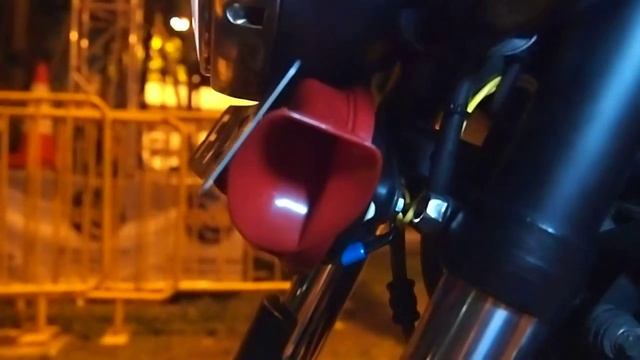 Hella™ Red Twin Tone™ 110dB on Honda CB400 S4™ смотреть онлайн