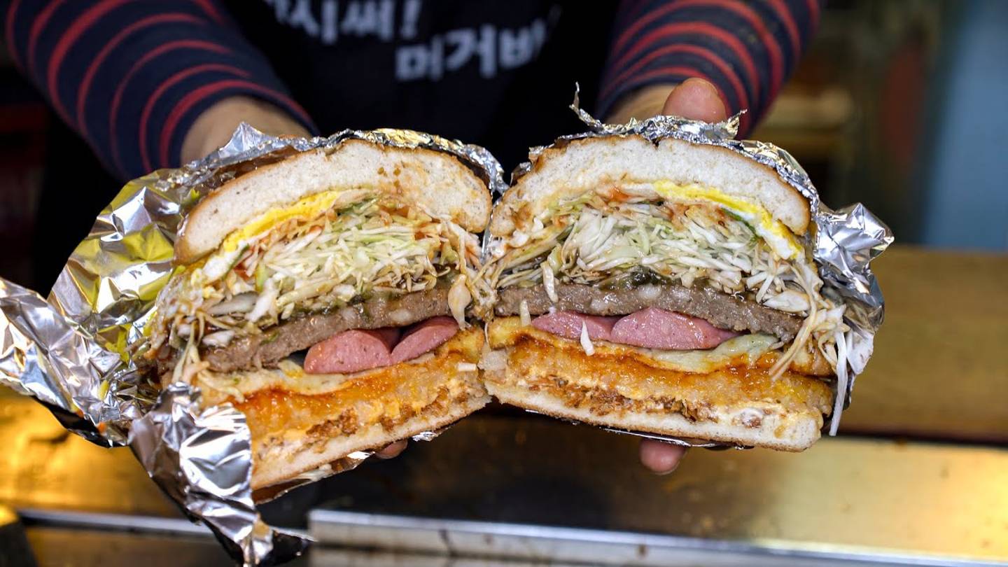 "Холостяцкий" Бургер . Канал Уличная Еда / Street Food Channel [4K] смотреть онлайн