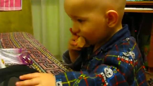 Святосла ест кекс,.AVI смотреть онлайн