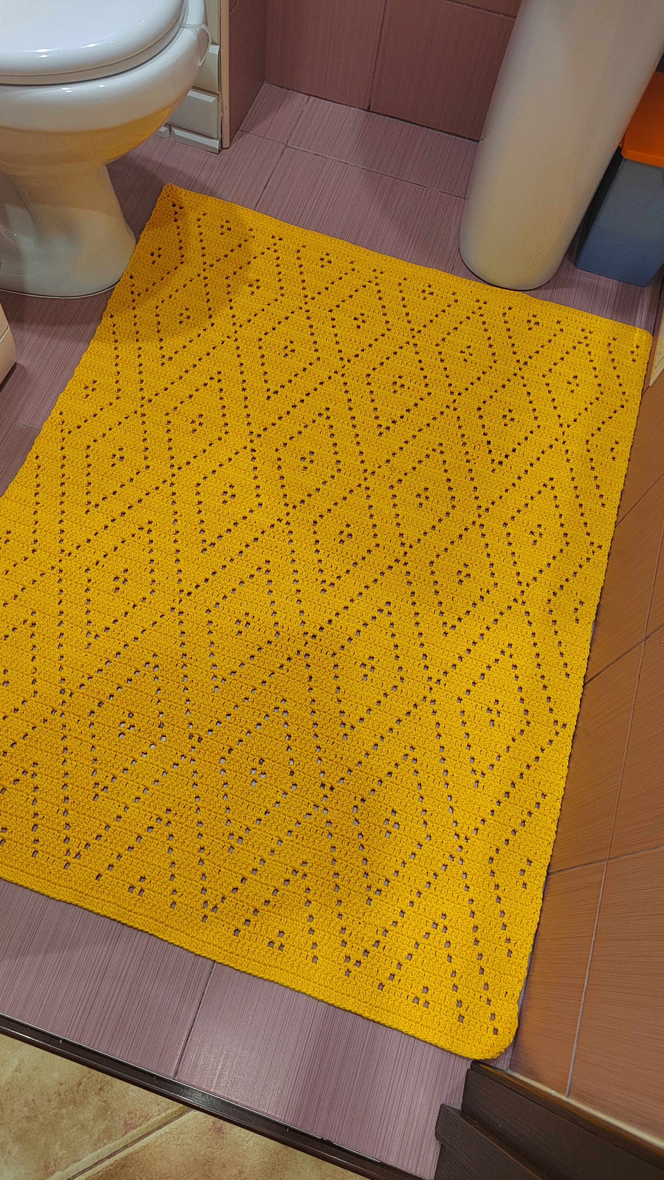 #Коврик в ванную комнату готов👌 Ну и куда же без помощницы 🤣 #shorts смотреть онлайн