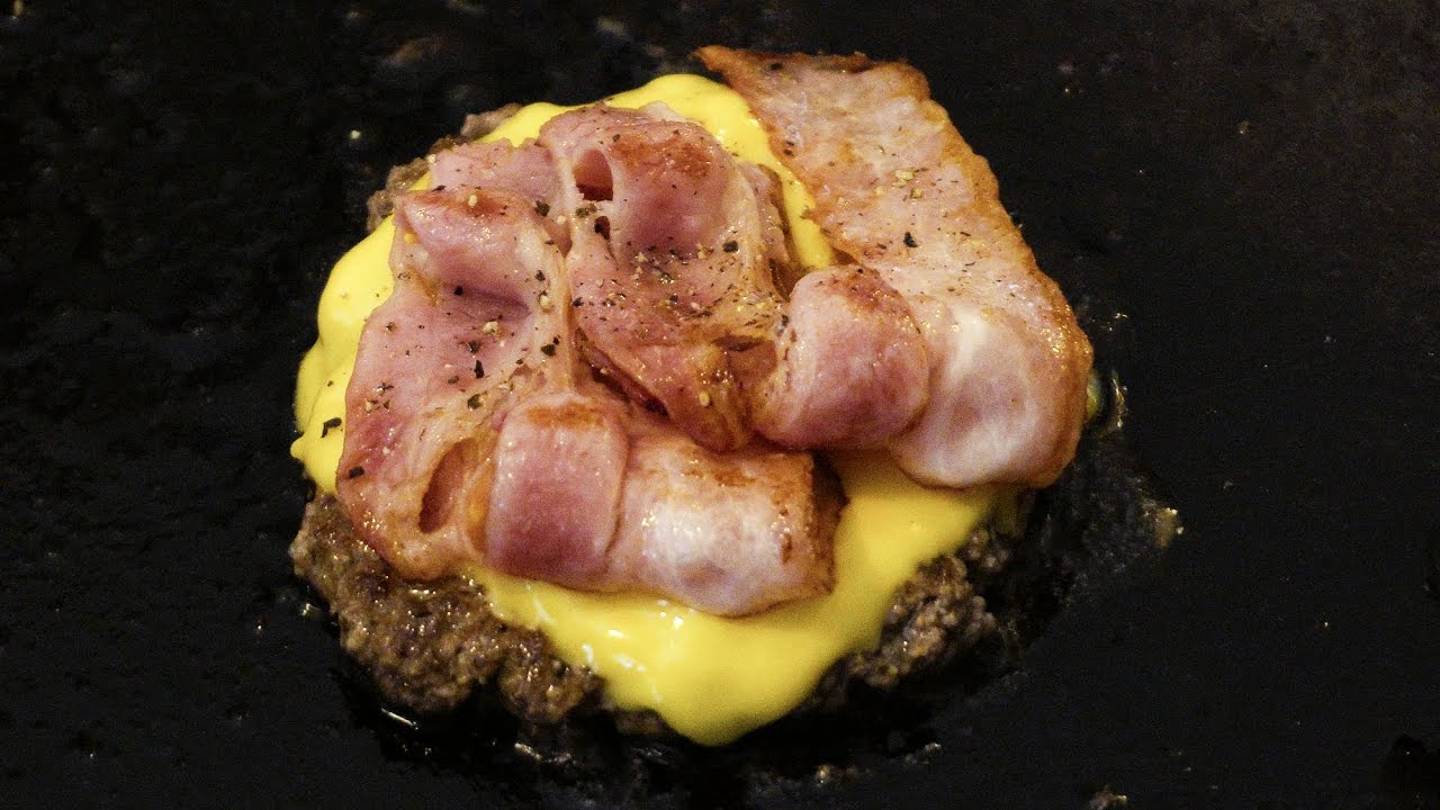 Бургер с беконом и сыром. Корейская уличная еда. Канал Уличная Еда / Street Food Channel [4K] смотреть онлайн