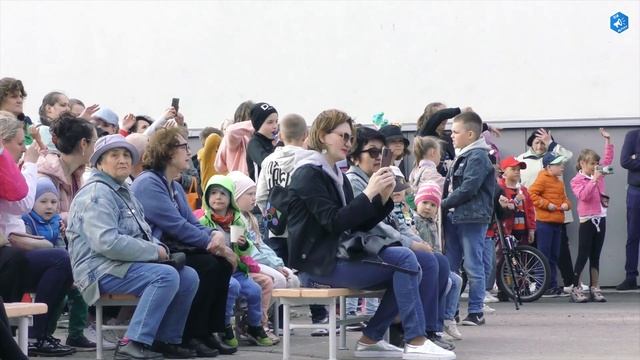 ШКОЛЬНАЯ ЯРМАРКА И КОНЦЕРТ ДЛЯ ЖИТЕЛЕЙ МИКРОРАЙОНА смотреть онлайн