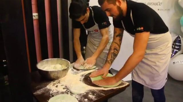 Показательные шоу с пиццей в Мелитополе смотреть онлайн