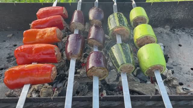 Шашлык "Осенний" 👍Фаршированные овощи на углях🔥 смотреть онлайн