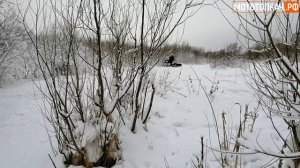 По снежным буграм и склонам на мотобуксировщике с колесо лыжным модулем