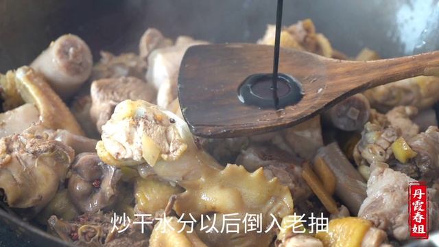 春姐不仅自己和泥修灶，还用3根猪尾巴1只老母鸡给大家做了特色美食，真是太能干了！【丹霞春姐】 смотреть онлайн