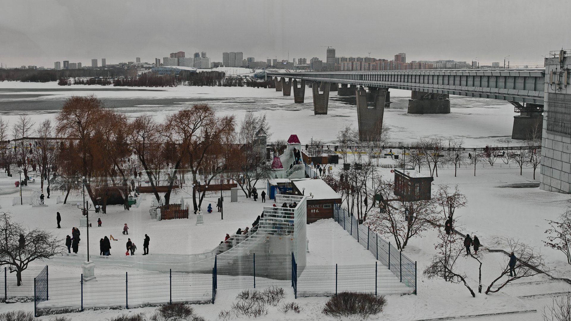 Новосибирск, Михайловская набережная. 04.01.2025. На набережной есть все четыре удовольствия 🏖️ wel смотреть онлайн