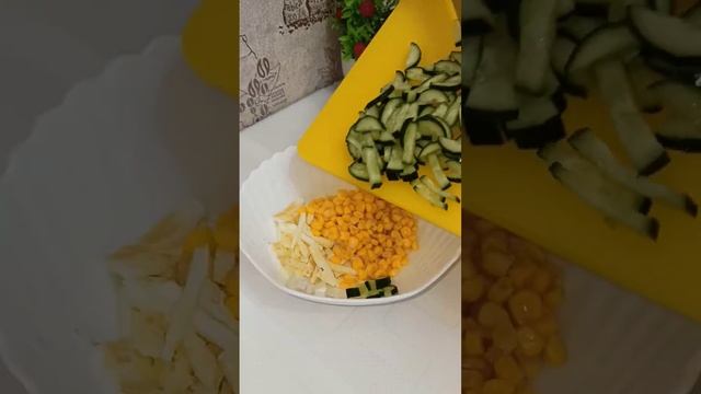 Рецепт салата "Пальчики оближешь" 😋 смотреть онлайн