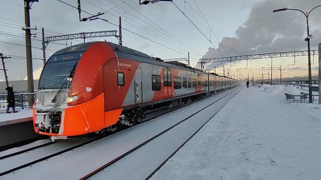 ЭС2Г -???  Прибывает на Ленинский проспект.