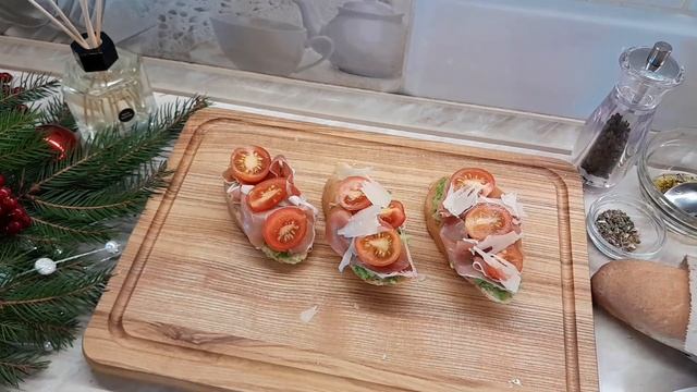 Дуже смачні Бутерброди з хамоном та авокадо. Брускети до святкового столу. смотреть онлайн