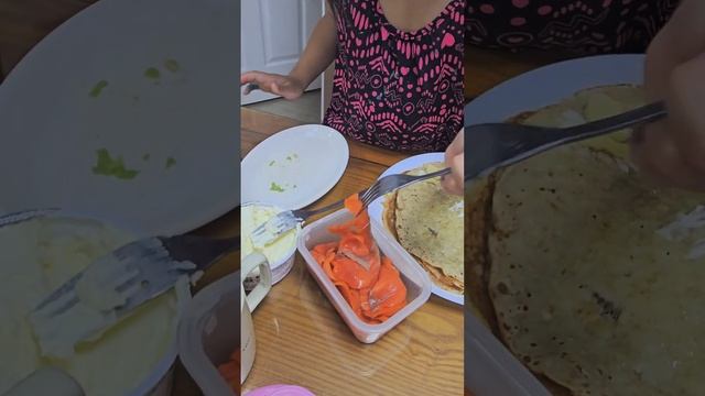 Идеальный завтрак🤤 |Сливочный блинный роллы с лососем🤤 #ролл #блины #лосось смотреть онлайн