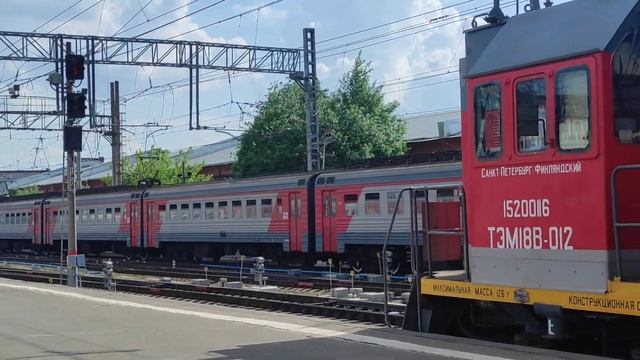 Московский вокзал. 3 Поезда подряд! ЭТ2М-050, Маневровый тепловоз Маневровый тепловоз с вогонами смотреть онлайн