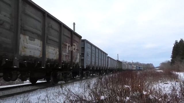 2ТЭ116У-0006 в красивом цвете с тяговой лабораторией и грузовым поездом смотреть онлайн