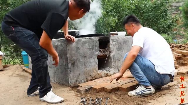 「红烧牛棒骨」小波找霞姐求救，雨天兄弟俩被淋成了落汤鸡，吃完感觉值了！【黄土兄弟】 смотреть онлайн