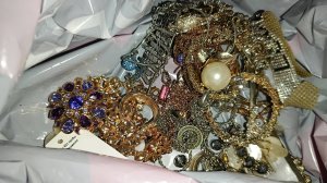 Поедем поглядим!!! Нашла серебро ,много дорогой бижутерии!!! И много интересных вещей!