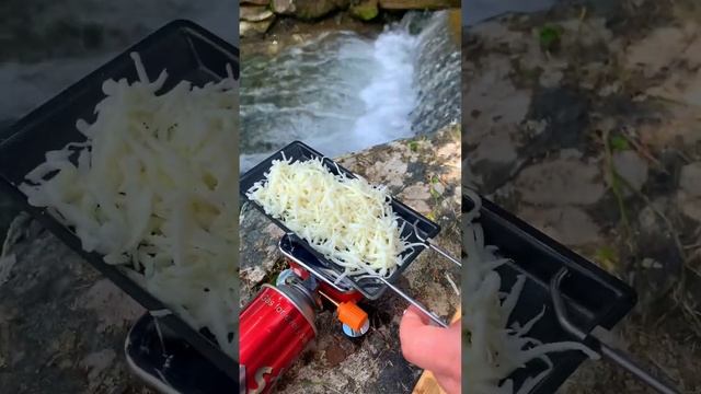 Кто увидел паука? 😅🕷️ Не пойму, почему на природе даже обычный бутерброд это что-то невероятное 😋 смотреть онлайн