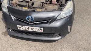 Как поменять лампочку в фаре TOYOTA Prius Alpha (ZVW41) и сэкономить два миллиона на ремонте!