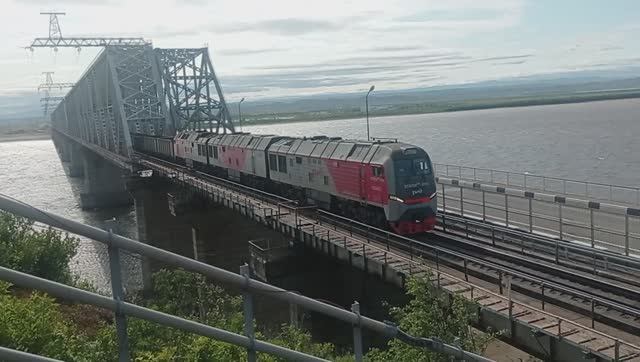 БАМ. Угольный поезд проходит Амурский мост смотреть онлайн