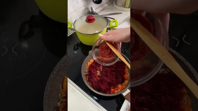 Борщ 🥣 #идеядляужина #рецепты #shortsvideo #борщ #борщрецепт смотреть онлайн
