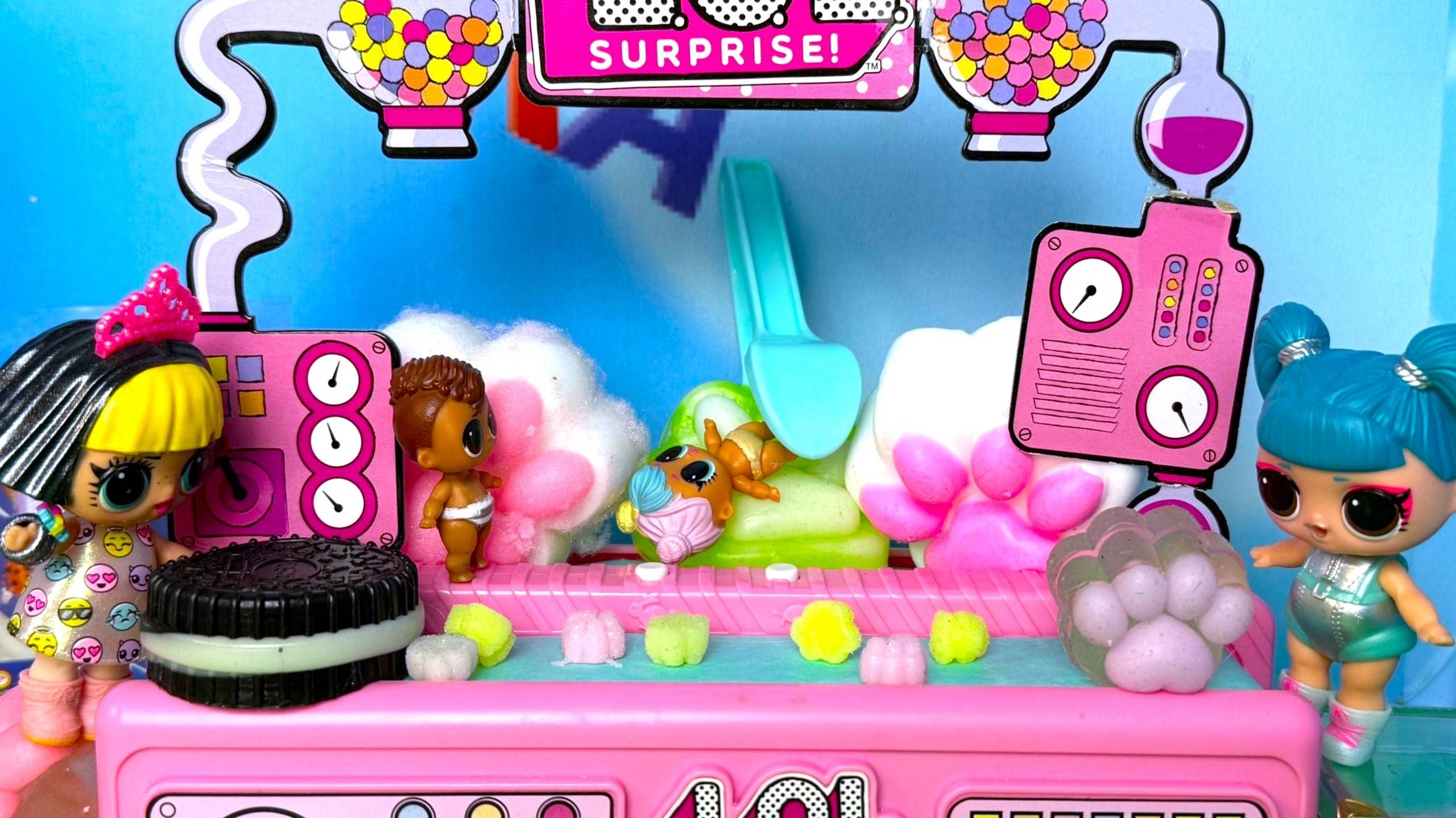 ПУПСИКИ👶 ЛОЛ ПРОБРАЛИСЬ НА ФАБРИКУ😲 ТАБА СКВИШ И ТАБА ЛАПОК🐾 смешные куклы мультики ДАРИНЕЛКА смотреть онлайн