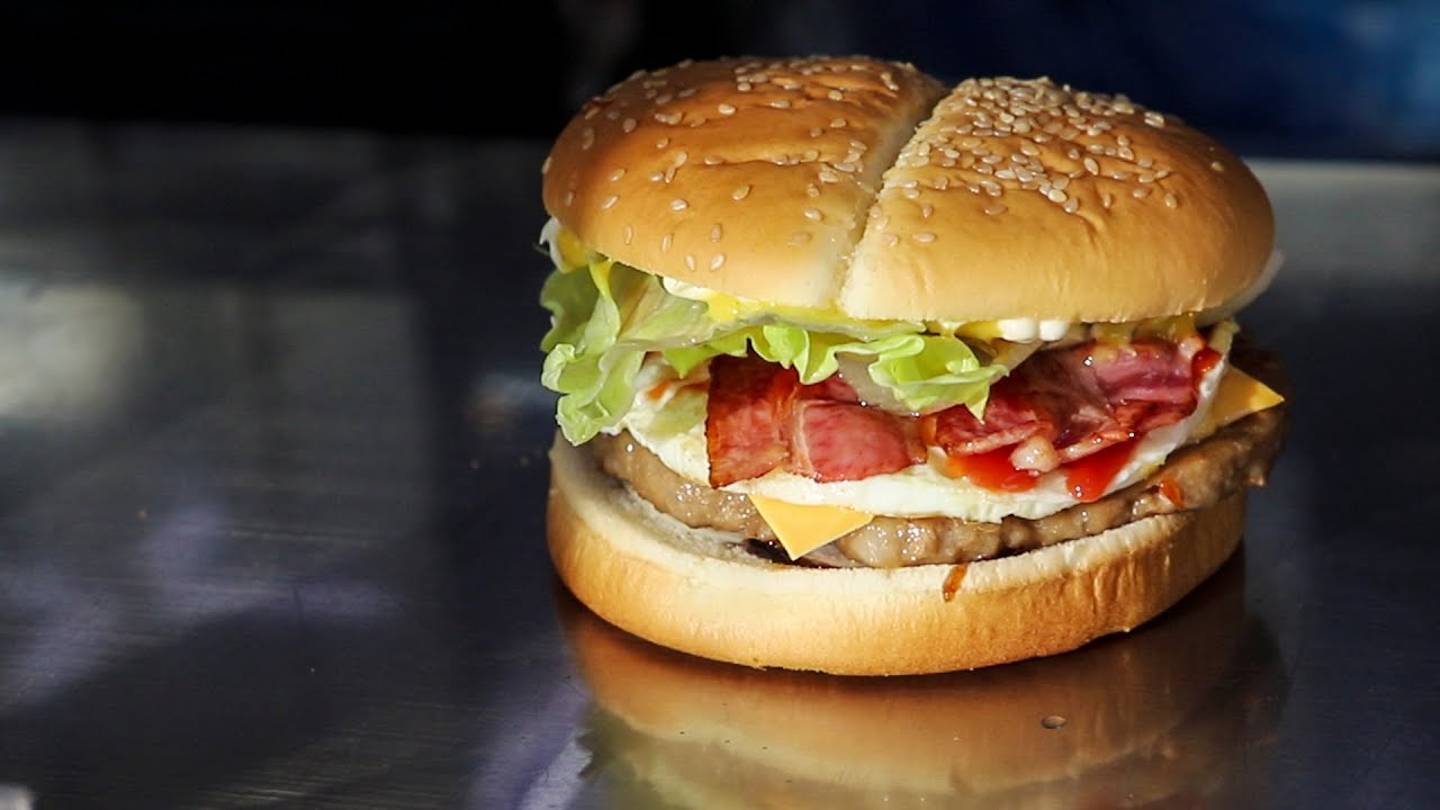 Королевский бургер с рынка Ёнчхон. Корейская уличная еда. Канал Уличная Еда / Street Food Channel смотреть онлайн