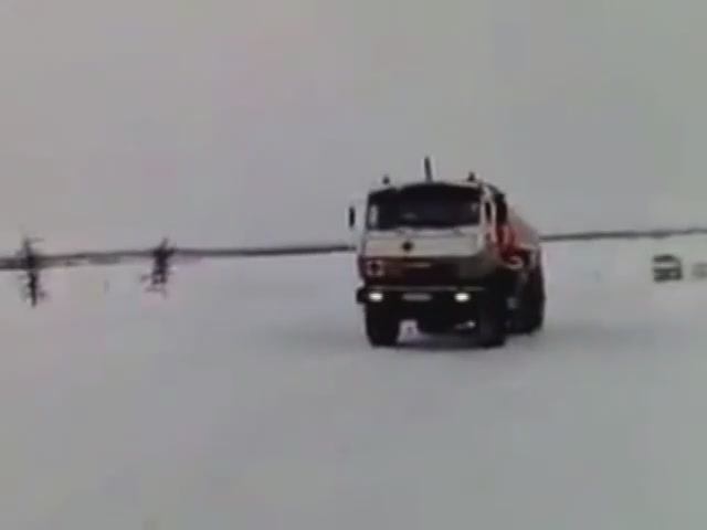 Зимние Приключения: Как Грузовики Выживают на Северных Зимниках смотреть онлайн