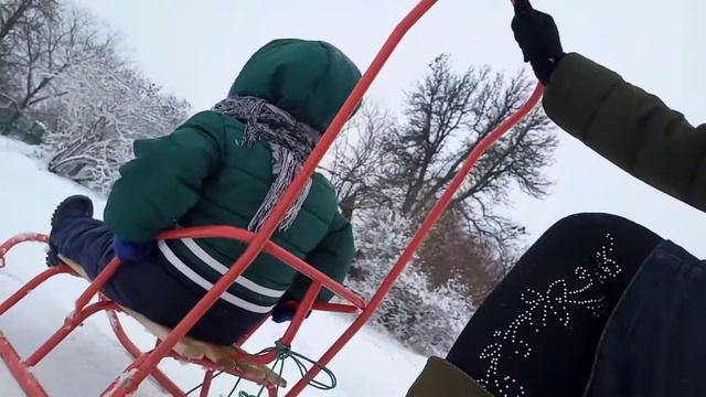 vredina life Мама с сыном катаются на санках смотреть онлайн