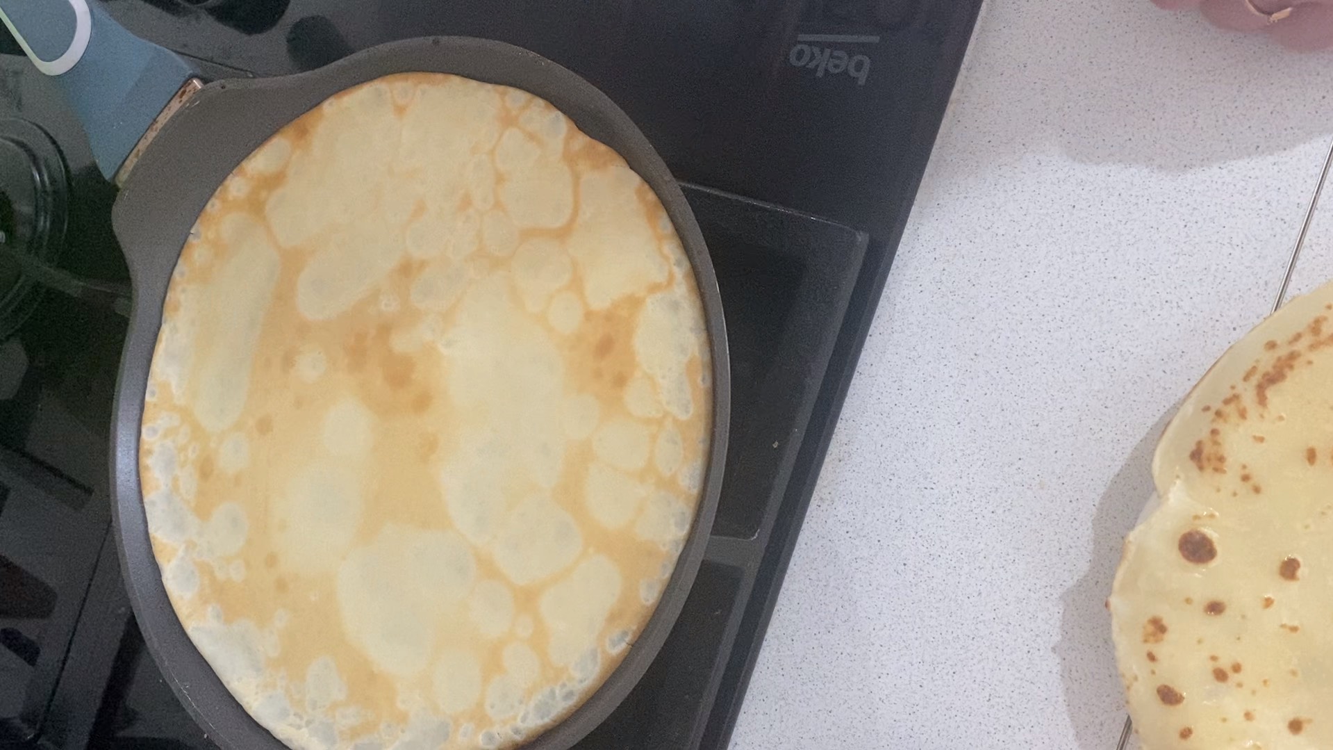 Самые ВКУСНЫЕ БЛИНЫ которые я ела. Сестрёнка поделилась своими секретами по выпечки блинов. смотреть онлайн