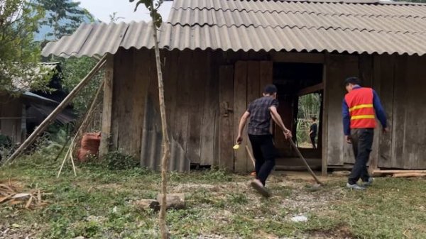 Construction engineer cares and helps single mother renovate house