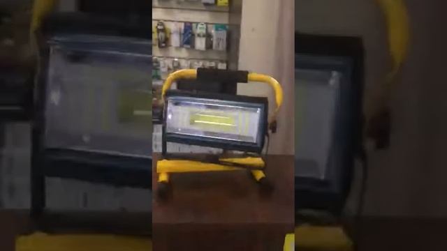 Фонарь-прожектор светодиодный аккумуляторный YYC WJ001 с Power Bank смотреть онлайн