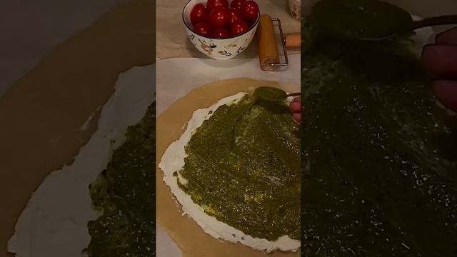 Галета с рикоттой, песто и черри. Рецепт в комментариях 👉 смотреть онлайн