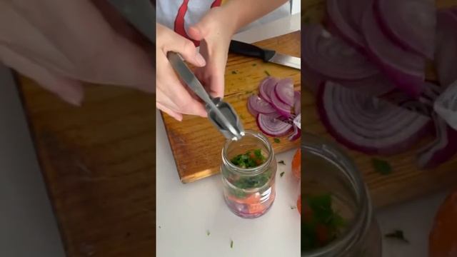 Летний салат для шашлыка: Овощи и соус в гармонии смотреть онлайн