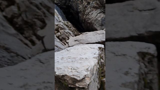 вода камень точит #shots #горы #скалы #shortvideo смотреть онлайн