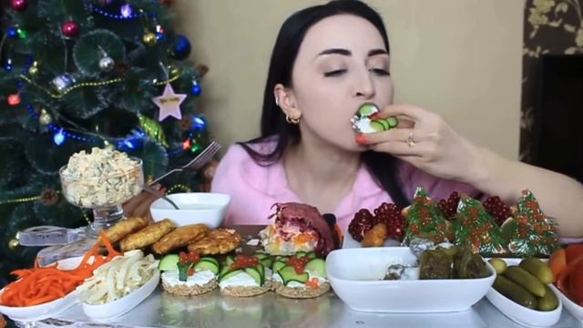 Мукбанг Айка Эмили. Оливье,долма,котлеты куриные,сыр,селедка под шубой,бутерброды с красной икрой. смотреть онлайн