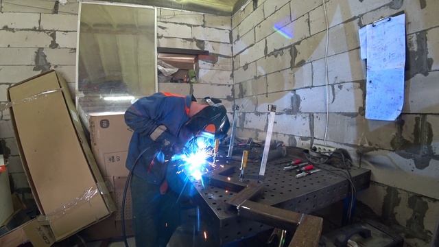 Металлическая лестница продолжение. Косоуры из профильной трубы. смотреть онлайн