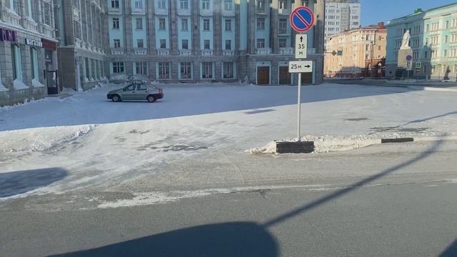 Норильск/1апреля/солнечный день/хожу по магазинам.