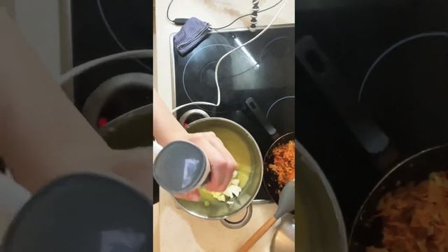 Сырный суп за 30 мин: картофель 5шт, плавленый сыр 2шт, морковь 1шт, лук 1шт #food #сырныйсуп смотреть онлайн