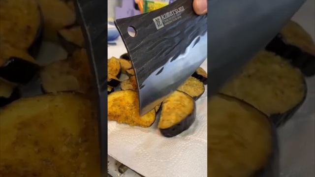 Тайский салат с баклажанами, кушать надо сразу😍 / Thai eggplant salad смотреть онлайн