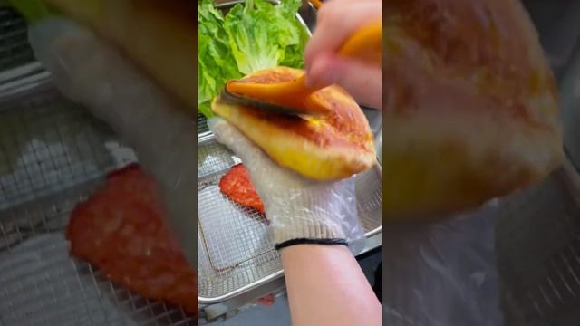 【有嘴吃遍天下】老師傅說他灌餅行雲流水，讓我幫忙記錄下Egg pancake #路边摊美味 #美食 #chinafood смотреть онлайн