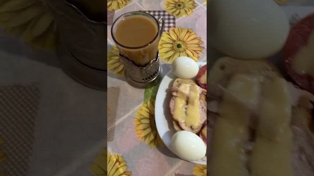 На завтрак у меня сегодня горячие бутерброды, пару яиц и цикорий смотреть онлайн