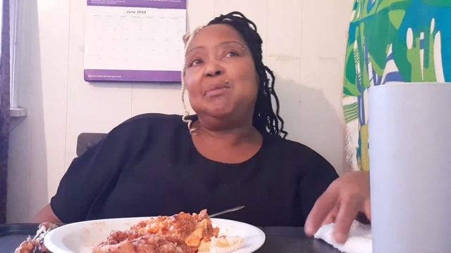 Wednesday night Mukbang Lasagna good fried chicken and garlic bread👍✌❤🙏 смотреть онлайн