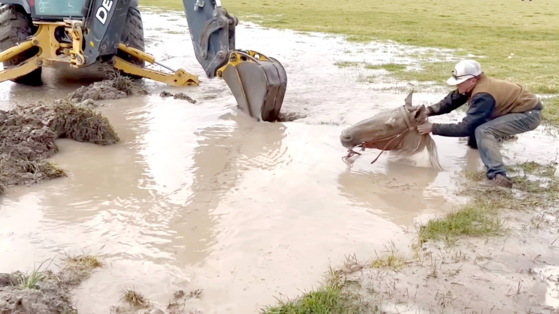 Опытный Экскаваторщик Спасает Жизнь! Невероятное Видео смотреть онлайн